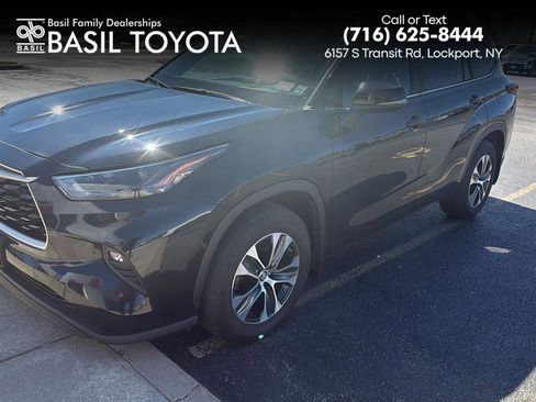 Used 2023 Toyota Highlander XLE AWD/4WD image 1