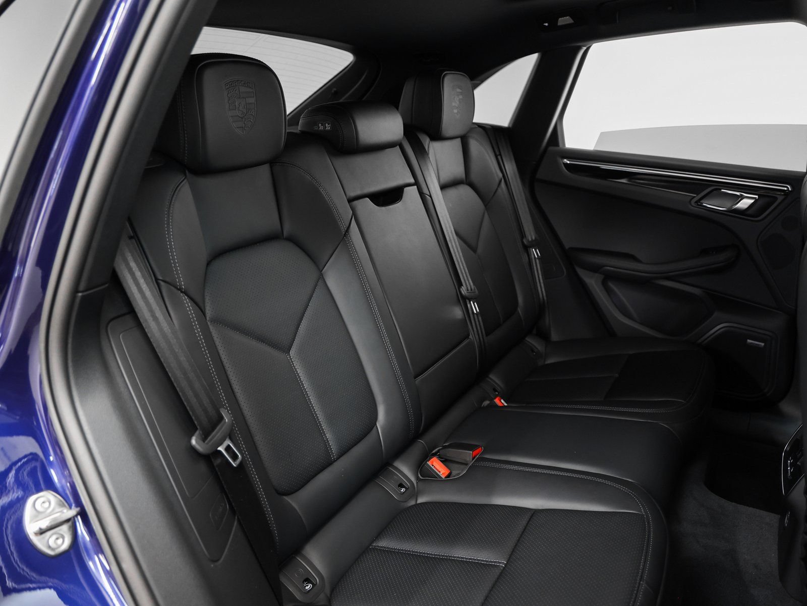 Certified 2025 Porsche Macan AWD/4WD image 23