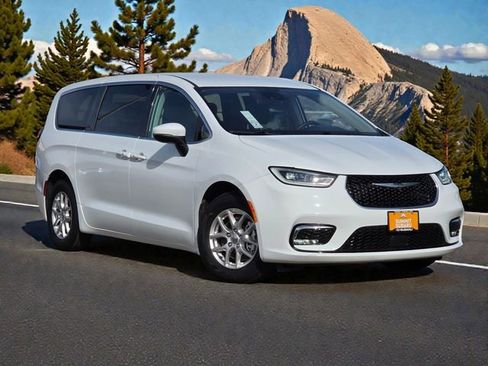 Used 2023 Chrysler Pacifica Touring-L image 2