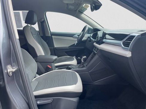 Certified 2025 Volkswagen Taos SE w/ Black Wheel Package FWD image 15