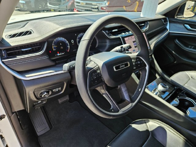 Used 2023 Jeep Grand Cherokee Limited w/ Luxury Tech Group II AWD/4WD image 24