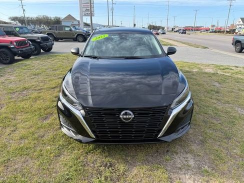 Used 2025 Nissan Altima 2.5 SV FWD image 2