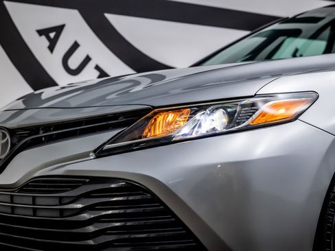 Used 2018 Toyota Camry LE image 14
