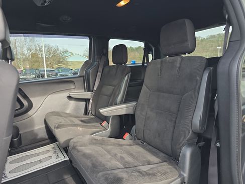 Used 2019 Dodge Grand Caravan SE image 14