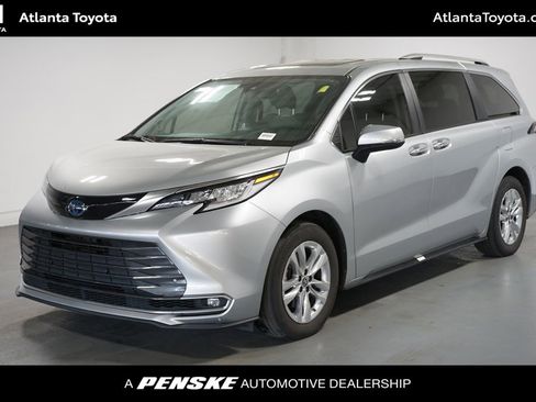 Used 2022 Toyota Sienna Limited image 1