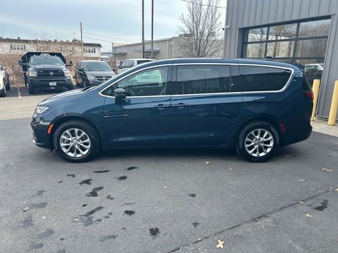 Used 2025 Chrysler Pacifica Select AWD/4WD image 8