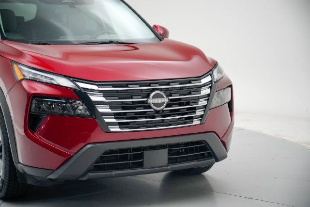 Used 2025 Nissan Rogue SV AWD/4WD image 9