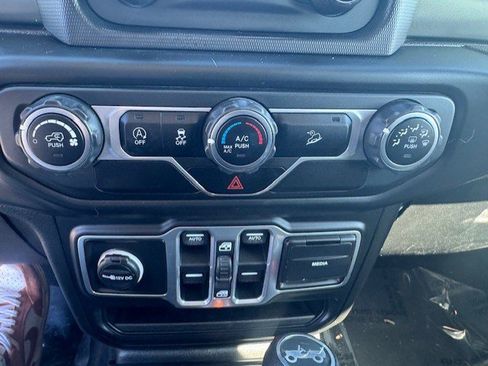 Used 2018 Jeep Wrangler Unlimited Sport S image 19