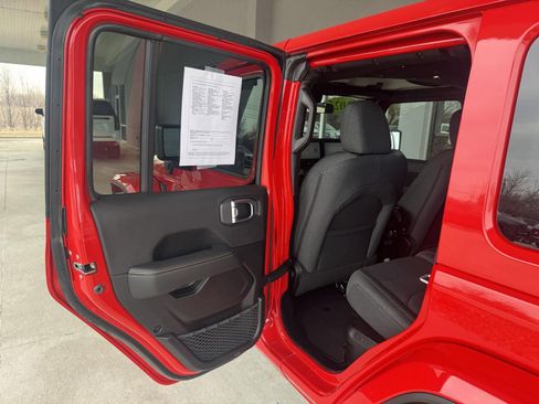 Used 2025 Jeep Wrangler Unlimited Sahara w/ Safety Group image 9