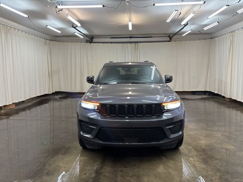 Used 2023 Jeep Grand Cherokee Altitude AWD/4WD image 2