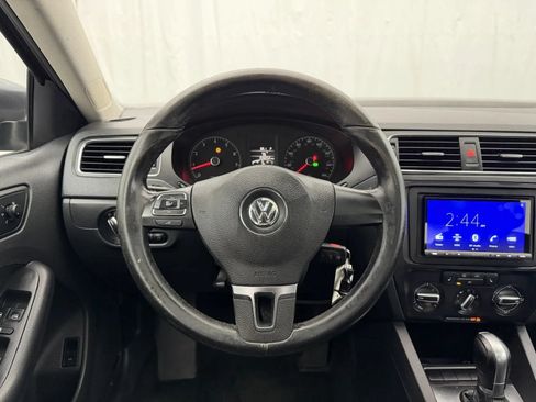 Used 2011 Volkswagen Jetta SE FWD image 12