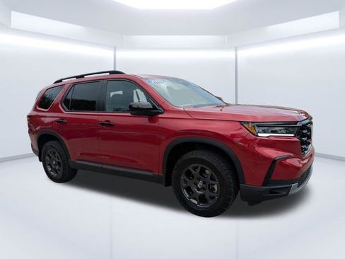 Used 2025 Honda Pilot TrailSport image 1