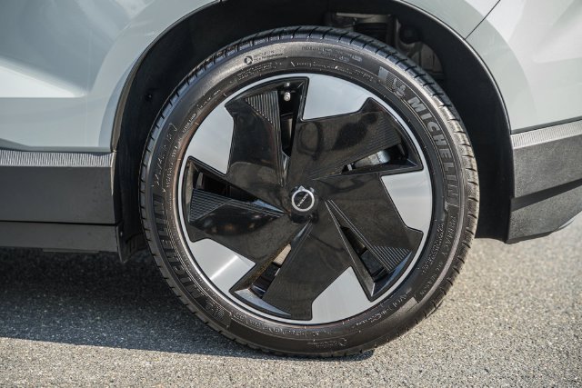 Certified 2025 Volvo EX30 Plus w/ Protection Package Premier AWD/4WD image 17