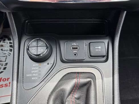 Used 2019 Jeep Cherokee Trailhawk AWD/4WD image 20