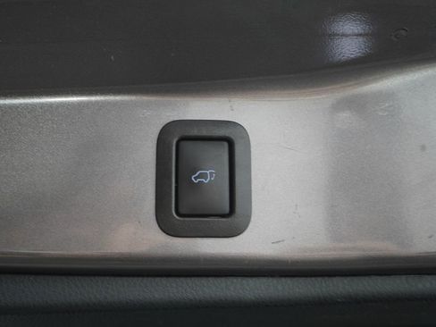 Used 2019 Toyota Highlander SE image 12