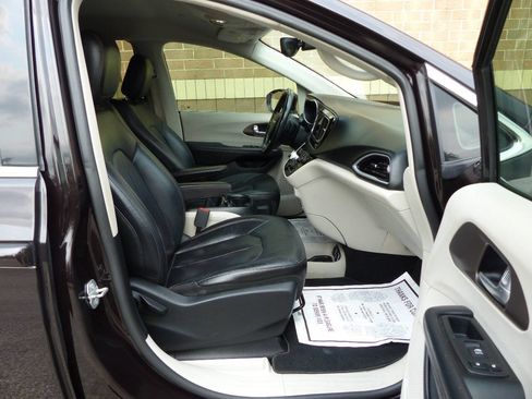 Used 2019 Chrysler Pacifica Touring-L FWD image 40