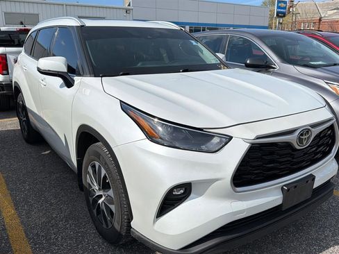 Used 2022 Toyota Highlander XLE AWD/4WD image 3