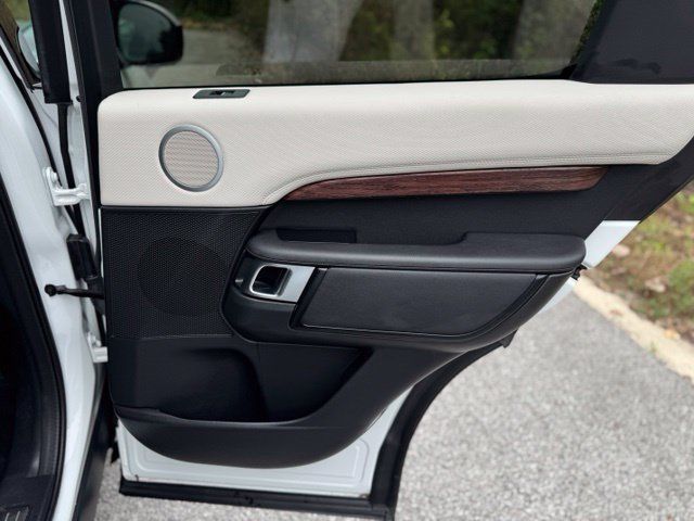 Used 2024 Land Rover Discovery Dynamic SE AWD/4WD image 15