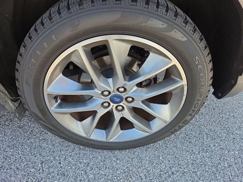 Used 2018 Ford Edge Titanium w/ Equipment Group 301A FWD image 6