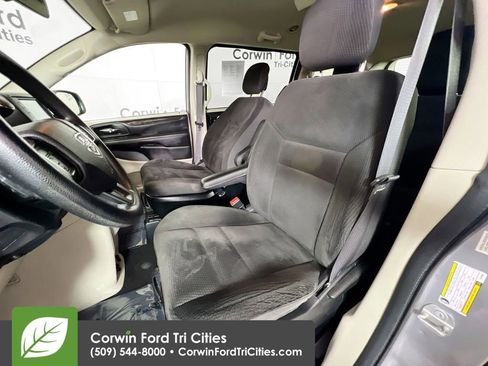 Used 2018 Dodge Grand Caravan SE image 24