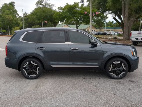 Certified 2023 Kia Telluride S w/ S Sunroof Package FWD image 3