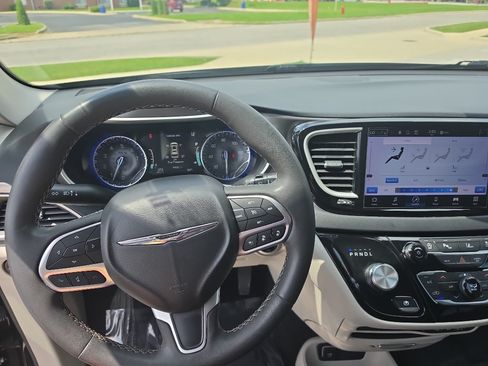 Used 2023 Chrysler Pacifica Touring-L FWD image 9