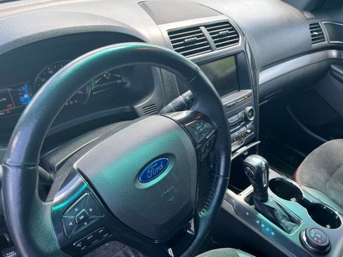 Used 2018 Ford Explorer XLT w/ Equipment Group 202A image 7