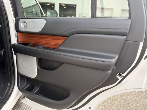 Used 2019 Lincoln Navigator Reserve w/ Cargo Package AWD/4WD image 5