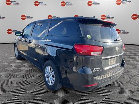 Used 2018 Kia Sedona LX image 2