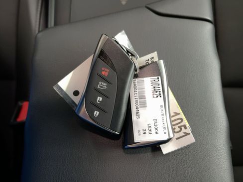 Used 2024 Lexus ES 300h w/ Premium Package image 33