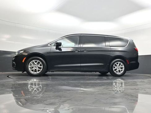 Used 2023 Chrysler Pacifica Touring-L FWD image 52