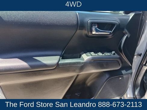 Used 2018 Toyota Tacoma TRD Off-Road w/ Technology Package AWD/4WD image 5