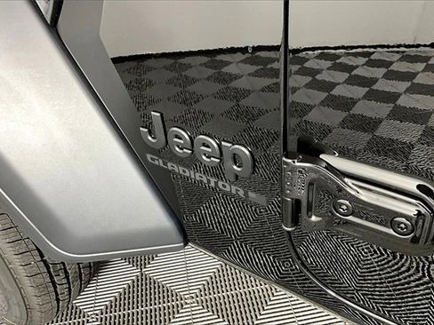New 2025 Jeep Gladiator Sport image 10