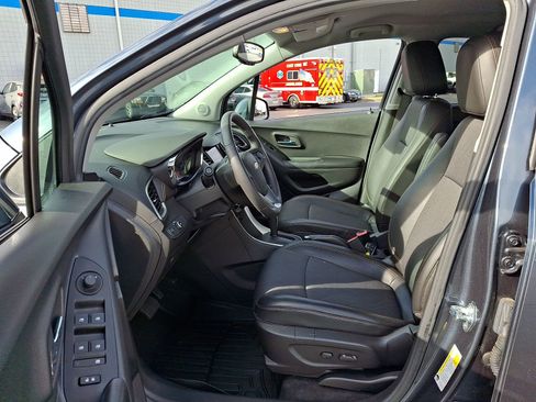 Certified 2022 Chevrolet Trax LT w/ LT Convenience Package image 16
