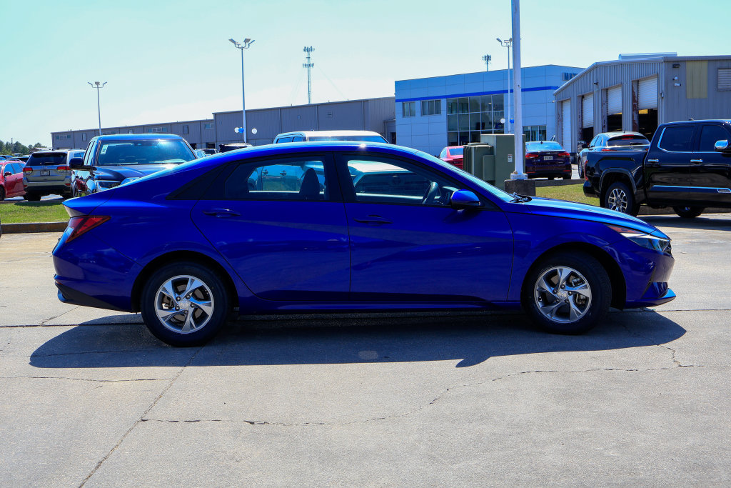 Used 2023 Hyundai Elantra SE w/ Cargo Package FWD image 23