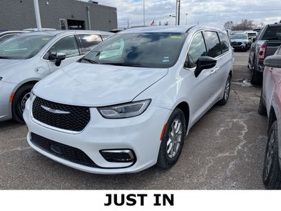 Used 2025 Chrysler Pacifica Select