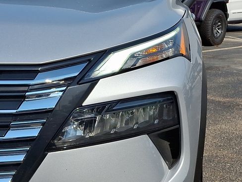 Used 2025 Nissan Rogue SV FWD image 9