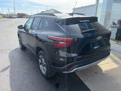 Used 2025 Chevrolet Trax LT FWD image 11