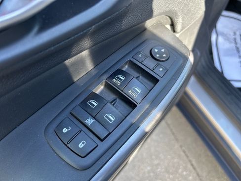 Used 2019 Jeep Cherokee Latitude Plus w/ Comfort/Convenience Group image 17