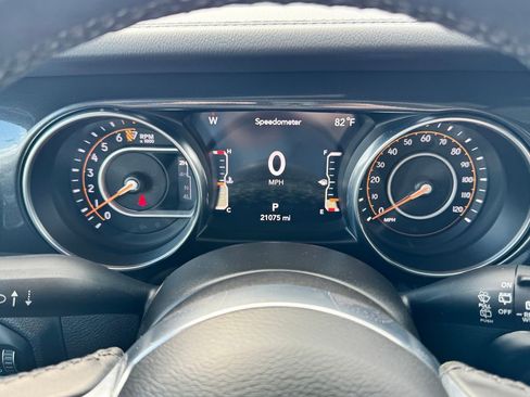 Used 2023 Jeep Wrangler Unlimited Sahara AWD/4WD image 21