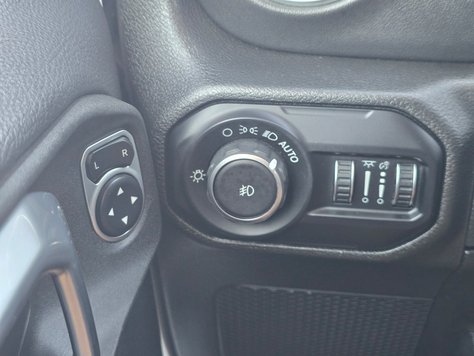 Used 2018 Jeep Wrangler Unlimited Sahara w/ LED Lighting Group AWD/4WD image 23