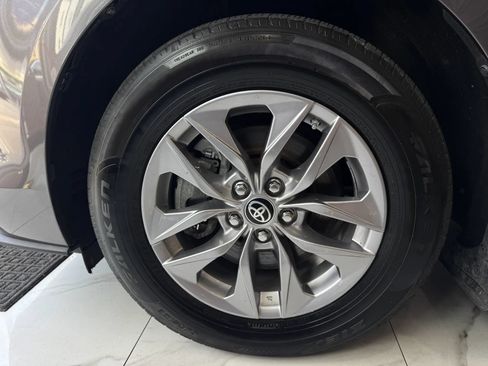 Used 2024 Toyota Sienna XLE w/ XLE Plus Package FWD image 8
