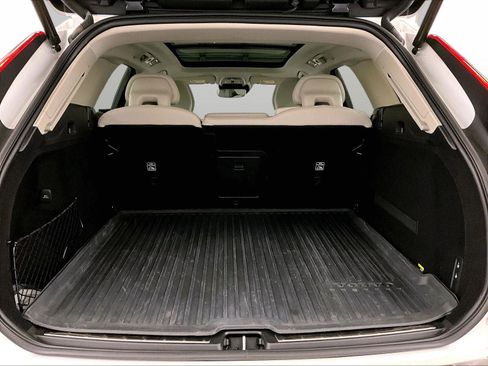 Used 2019 Volvo XC60 T5 Momentum w/ Multimedia Package AWD/4WD image 34