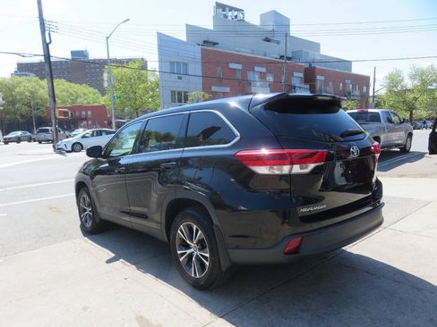 Used 2019 Toyota Highlander LE AWD/4WD image 5