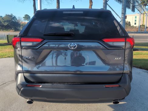 Used 2022 Toyota RAV4 XLE Premium image 9