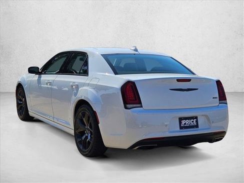 Used 2022 Chrysler 300 Touring L w/ Comfort Group RWD image 8