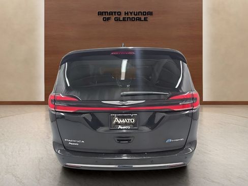 Used 2023 Chrysler Pacifica Touring-L FWD image 5