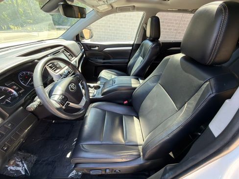 Used 2019 Toyota Highlander XLE AWD/4WD image 18