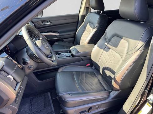 Used 2023 Nissan Pathfinder Platinum w/ Black Appearance Package AWD/4WD image 10