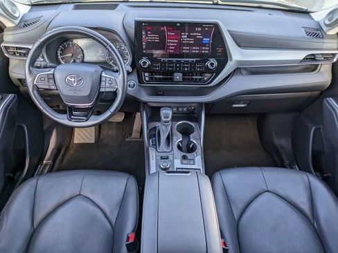 Used 2021 Toyota Highlander Platinum image 16